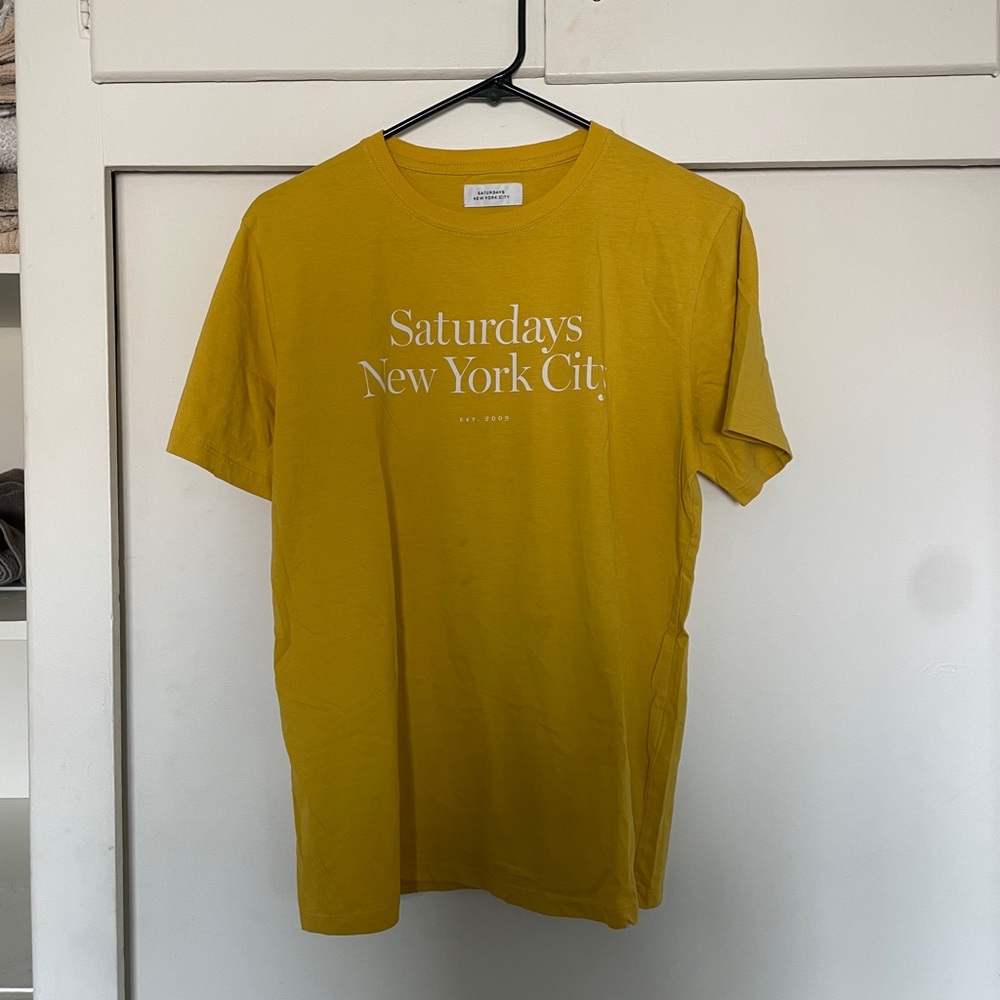 SATURDAYS NEW YORK CITY NYC GRAPHIC TEE IN YELLOW MEDIUM M